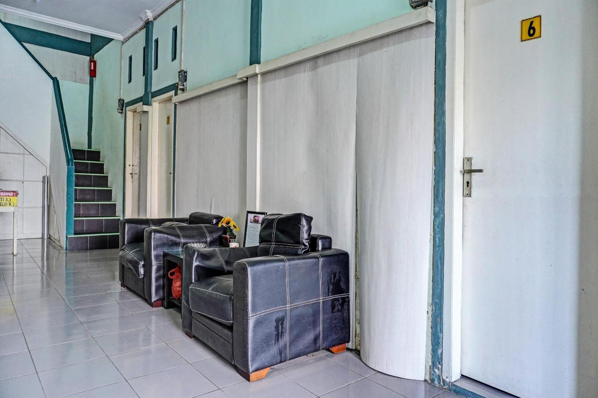 Oyo 91731 Home Stay Elis Cateliya Syariah 加拉旺 外观 照片
