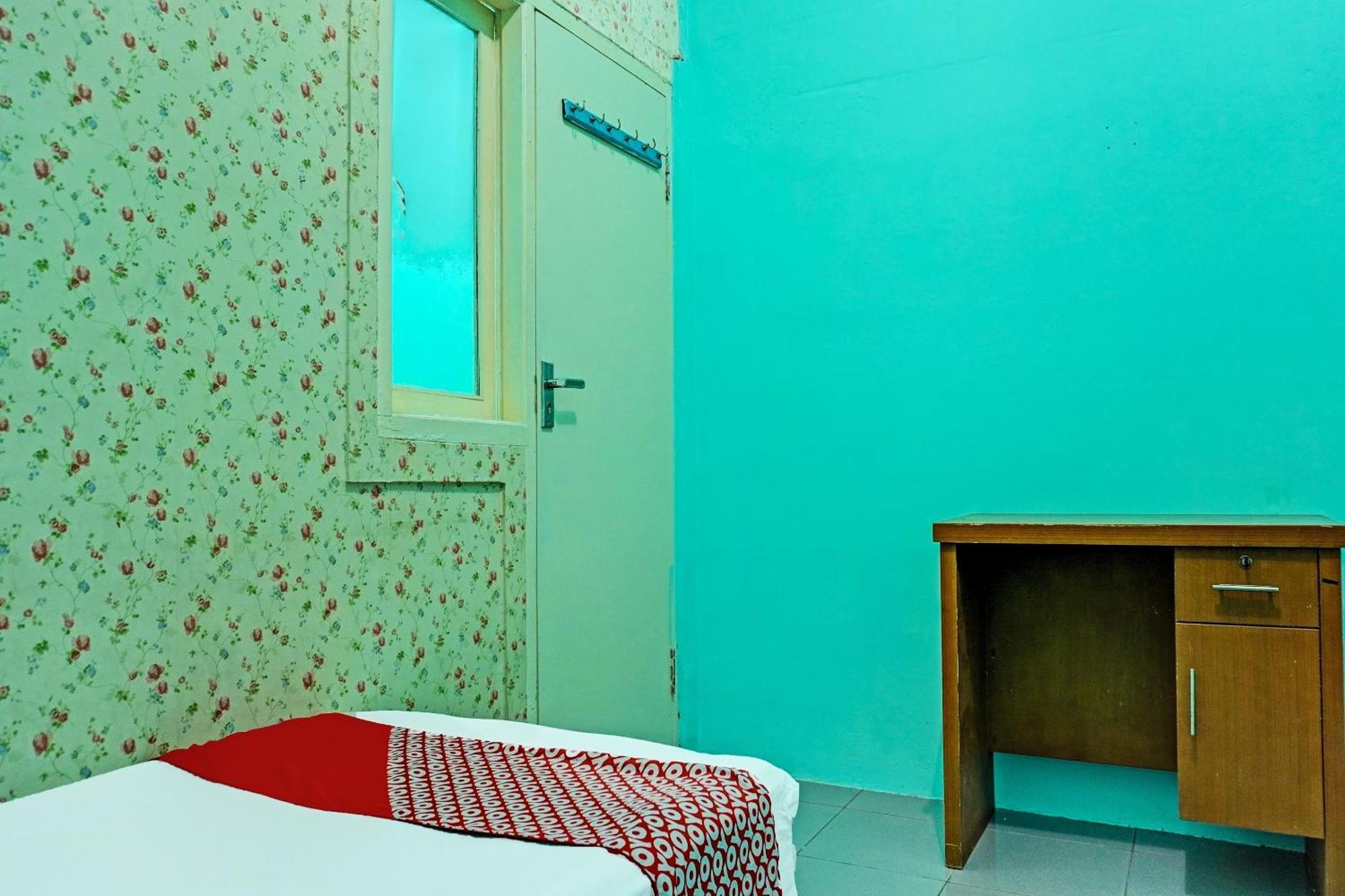 Oyo 91731 Home Stay Elis Cateliya Syariah 加拉旺 外观 照片