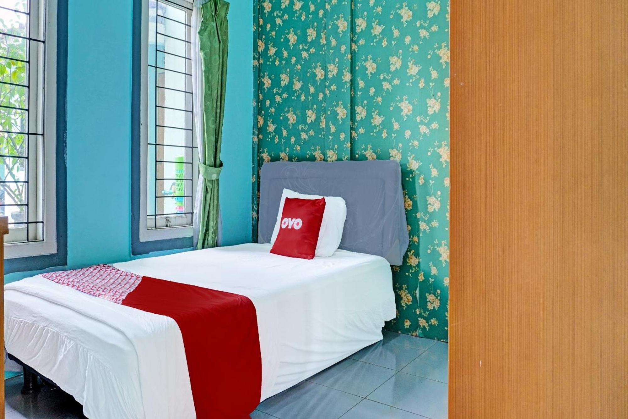 Oyo 91731 Home Stay Elis Cateliya Syariah 加拉旺 外观 照片