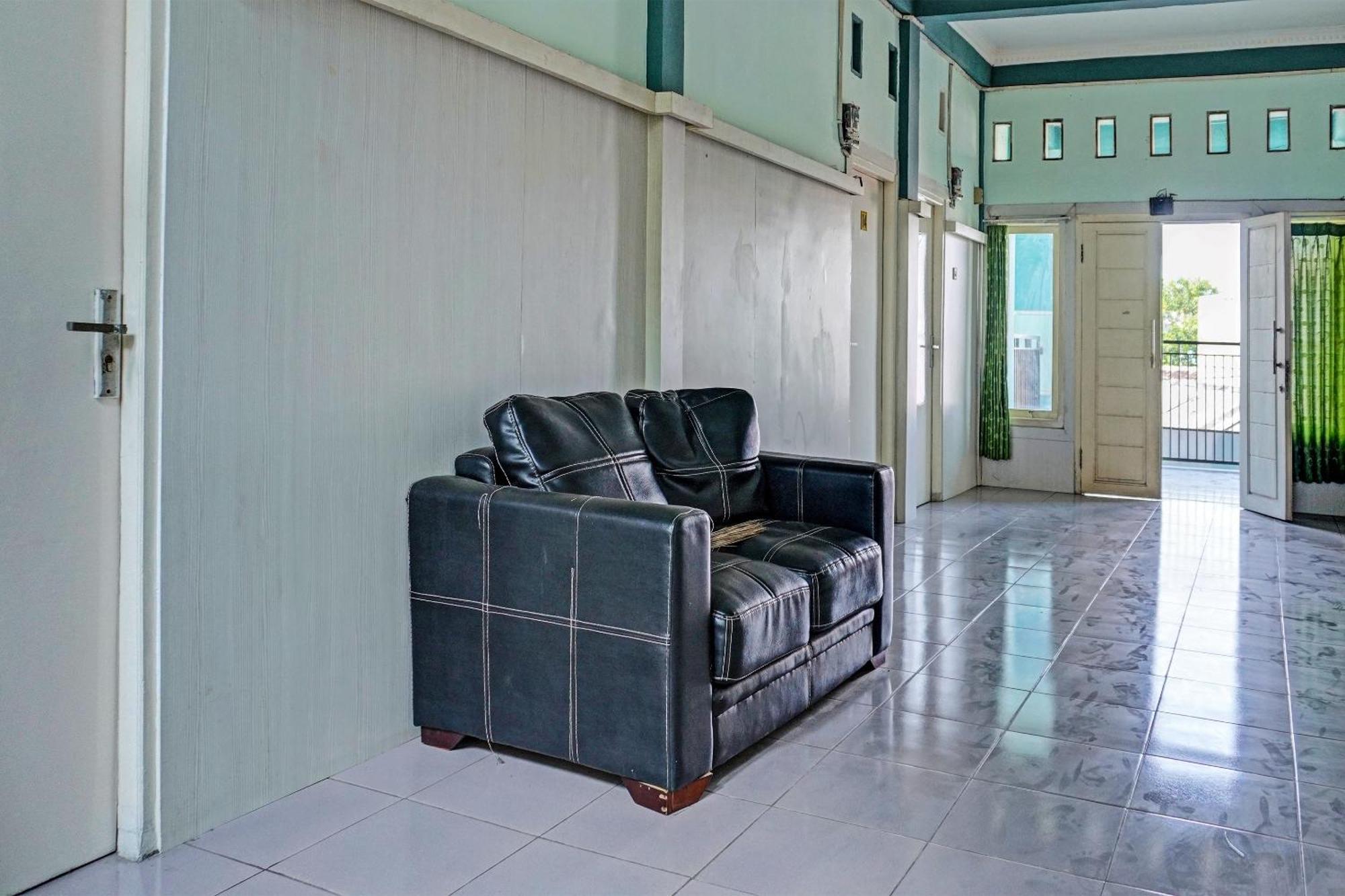 Oyo 91731 Home Stay Elis Cateliya Syariah 加拉旺 外观 照片