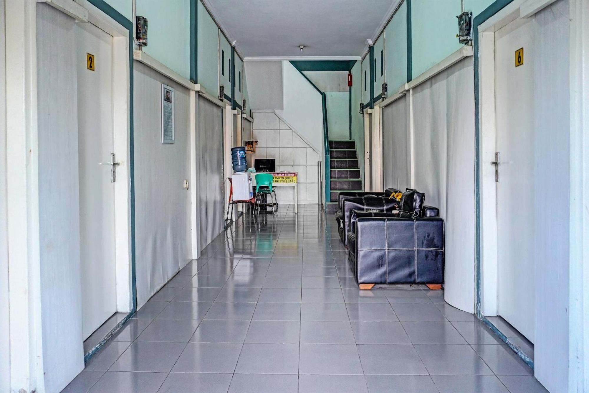 Oyo 91731 Home Stay Elis Cateliya Syariah 加拉旺 外观 照片